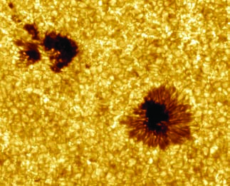 Günefl rüzgar fl kküre (fotosfer) renkküre (kromosfer) merkez taç (korona) Günefl rüzgar s tafl n m (konveksiyon) bölgesi fl n m bölgesi Ifl kküre: Günefl in görünen yüzeyi. Kal nl 100 km.