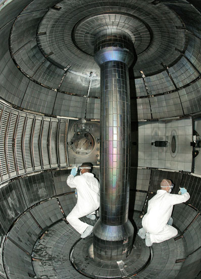 Stellarator; kontrollü füzyon reaktörü temini için manyetik alanlarla sıcak plazmayı sınırlamak amacıyla tasarlanmıştır.