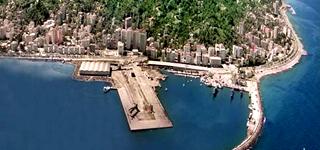 Rize Limanı Osmanlı İmparatorluğu döneminde, şehir merkezinde doğal koylarda yükle me ve boşaltma işlemleri çektirmelerle yapılmıştır.