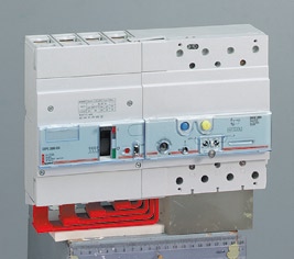 DPX TM 250 ER 252 36 262 11 252 36 + 260 36 Teknik özellikler (s. 62) Ölçüler (s. 63) IEC 60947-2 standard na uygundur.