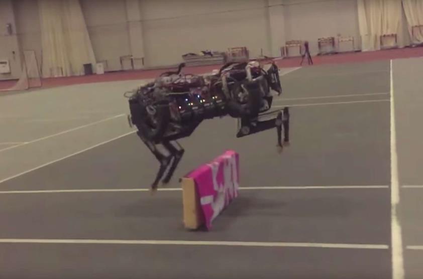 robotun; koşarken karşısına çıkan 45 santimetrelik engelleri, LIDAR denilen sistemle algıladığını açıkladı. Robot, kendi algılama sistemiyle karşısındaki engelin uzaklığını ve yüksekliğini hesaplıyor.