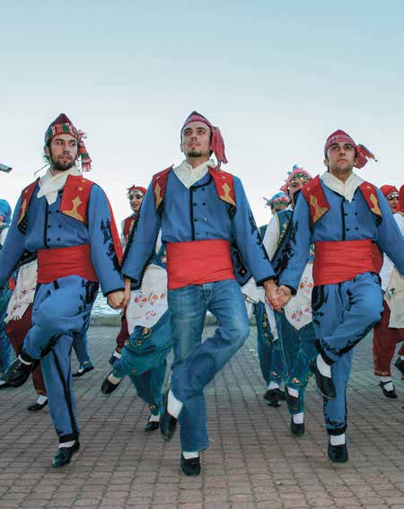 Galatasaray Üniversitesi, güçlü bir öğrenimin yanı sıra akademik, kültürel ve sportif içerikli otuzu aşkın öğrenci kulübüyle öğrencilerine renkli bir sosyal yaşam sunmaktadır.