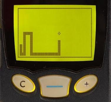 YILAN OYUNU Dünyanın ilk mobil oyunu, yılan oyunudur. Cep telefonlarının ilk çıktığı yıllarda teknoloji henüz bu kadar ilerlememişti ve telefonlar akıllı telefon olarak anılmıyordu.