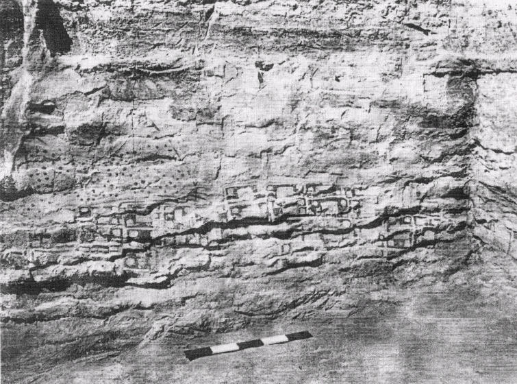 Şekil 2.2: Çatalhöyük haritasının kutsal yerin duvarlarında bulunduğu günlerde çekilmiş resim [7] J.