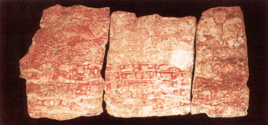 Şekil 2.3: Harita bulunduğunda çekilen resimlere göre kuzey ve doğu duvarındaki parçaları [7] Ankara da Anadolu Medeniyetleri Müzesi nde sergilenmekte olan parçalardaki (Şekil 2.