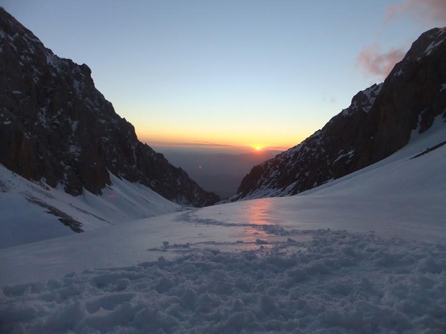 Dağ Öncesi: Sema Tepe kuzey yüzü ilk defa 2012 yılında Mustafa Nalbant tarafından tırmanılmış ve takoz dergisinde bu yeni rota, Bozkaya Kuzeydoğu ve Kocasarp batı yüzü yeni rotaları ile birlikte