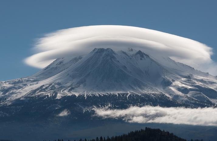 2.) Orta Bulutlar Altocumulus lenticularis: Yüksek zemin veya dağlar