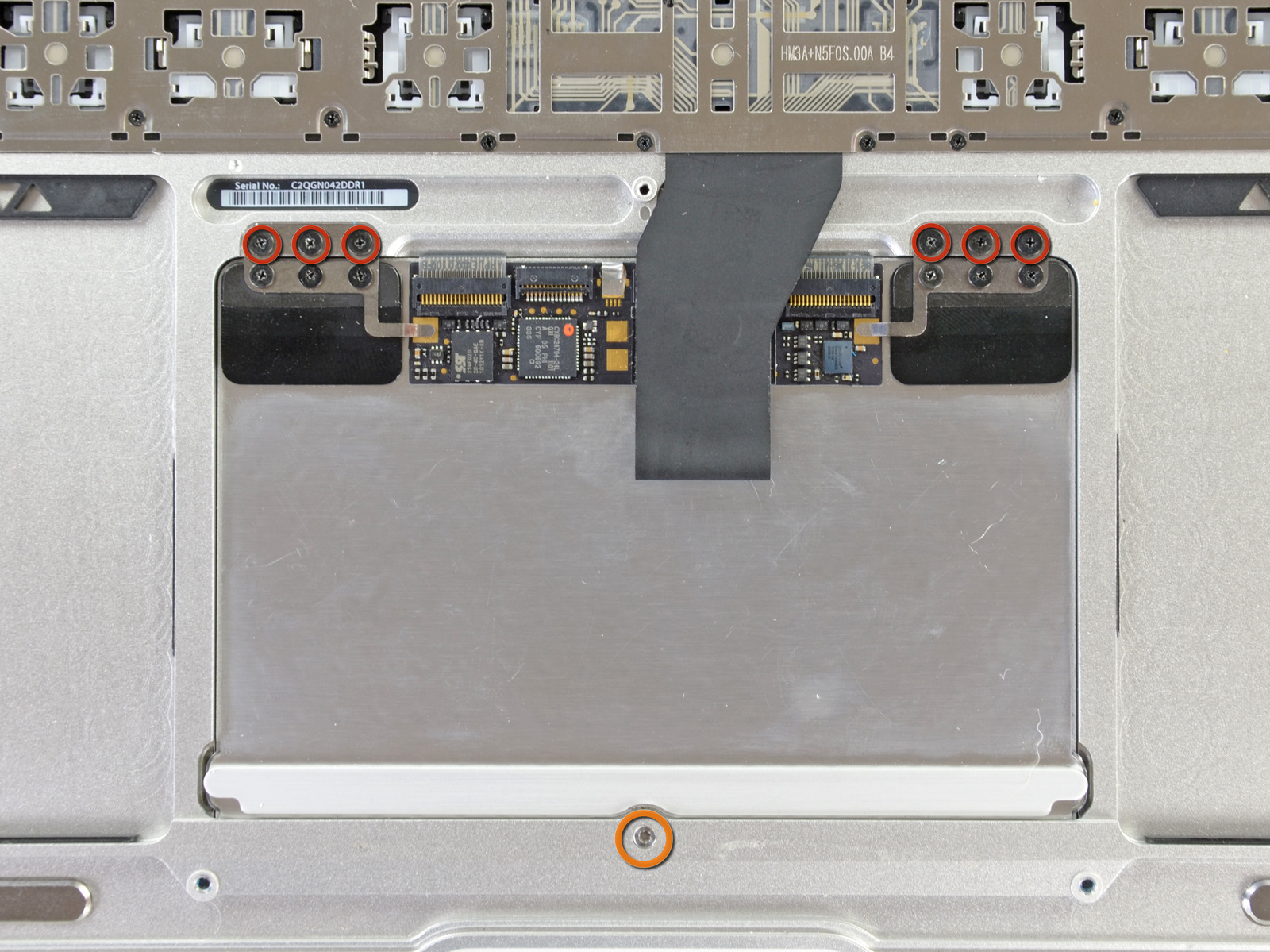 MacBook Air 13 "Mid 2011 Büyük Harf Değiştirme Adım 40 dikkatle tek elle klavye şerit kablo kaldırırken, klavye şerit kablo ZIF soketinin üzerindeki tutucu kapağını çevirmek için bir spudger veya