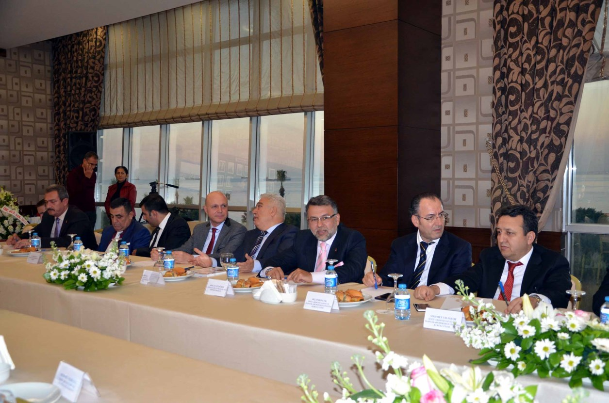HASİAD Başkanı Yağcıoğlu, Birlikteliğimiz sorunların üstesinden gelecek HASİAD Başkanı Halit Yağcıoğlu ise, toplantıda söz alarak, Bugün burada bulunmamızdan dolayı çok onur duydum.