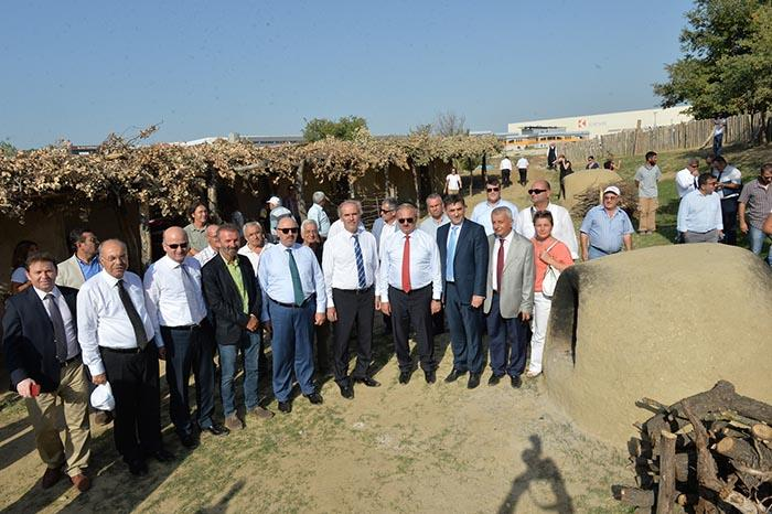 Açılışa Katılan Misafirler Prehistorik Dönem Evlerinin Önünde Arkeoparkın öyküsü, 2000 li yıllarda ilk fabrikaların temel kazılarında tesadüfen bulunan mezarlar ile başlar.