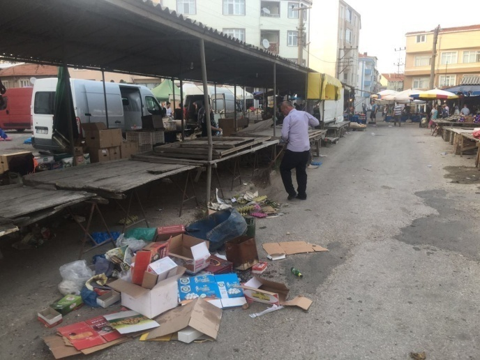 PAZARYERİ DENETİMLERİ İlçemizde Pazartesi ve Perşembe Günleri kurulan Pazar yerlerinde vatandaşlarımızın rahat bir şekilde alış verişlerini yapabilmeleri için pazarlarımızda terazi ve etiket