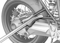 6 62 Sürüş z Motosikletin taşıma için sabitlenmesi Bagaj eşya tespit lastikleri ile temas eden tüm parçaları çizilmeye karşı korumaya alın. Örn. yapışkan bant veya yumuşak bez kullanın.