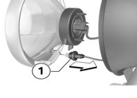 8 88 Bakım z Yaylı tel klipsi 1 aşağıya bastırın ve yana doğru sabitlemeden çıkarın, sonra yaylı tel klipsi yukarı doğru açın. Kısa ve uzun far ampulünü 2 dikkatlice lamba yuvasından çıkarın.