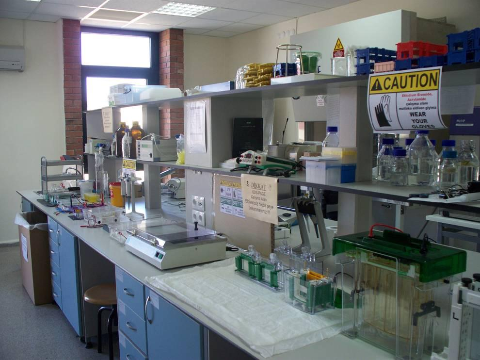2010 yılında JEOMER bünyesinde bulunan cihazlardan 27 araştırmacı yararlanmış, sanayi kuruluşlarına da hizmet verilmiştir.