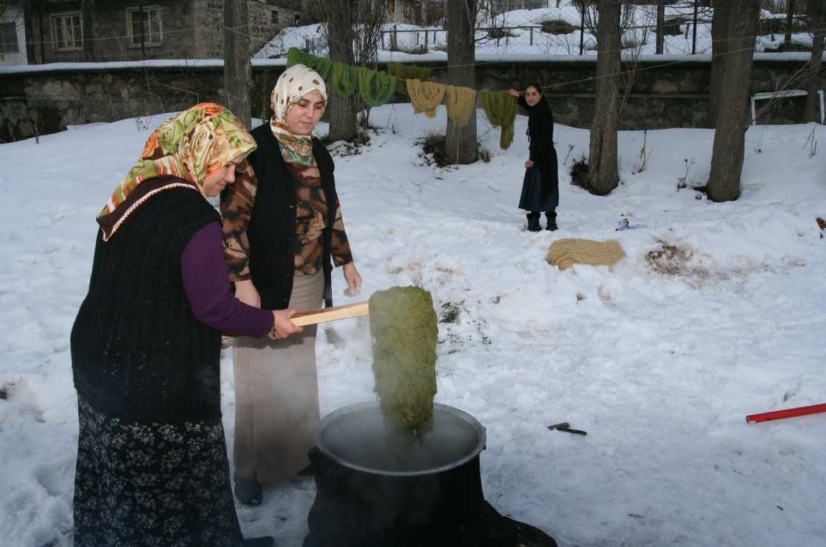 41 Fotoğraf 2. 8. Sarıkamış Yöresinde Yün Boyama 2.2.5.Mordanlar Mordanlama, beli bir miktarda mordan maddesi ile yünün bir arada su ile kaynatılma işlemine denir.