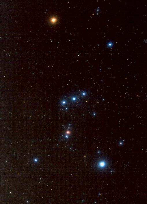 Dikdörtgenin sol üst köşesindeki parlak kırmızı yıldız avcının sağ omzu olup Betelgeuse olarak bilinmektedir. Bu yıldız Avcı takımyıldızının en parlak yıldızıdır (α Ori). Sağ alt köşedeki 2.
