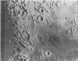Şekil 3.60 Copernicus Krateri Şekil 3.61 Ay Nehirleri 7- Şekil 3.59 deki Tycho ve Şekil 3.60 deki Copernicus kraterlerini inceleyerek hangisinin genç, hangisinin yaşlı olduğunu söyleyiniz. 8- Şekil 3.