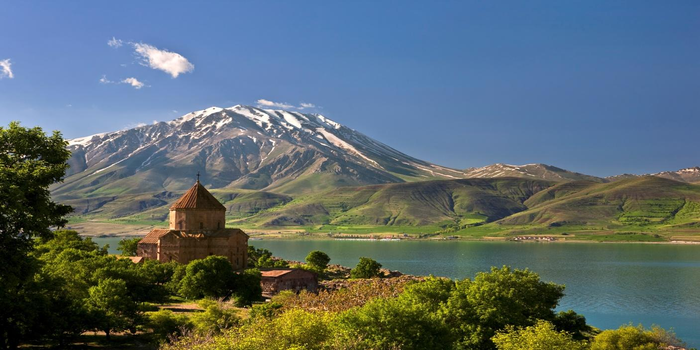 bulunduğu etrafı duvar ile çevrili ve bazı mezar taşları onarılmış kümbet ve etrafındaki şehitlik kısımdır.