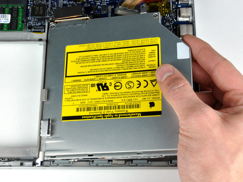 Yükleme MacBook Pro 15 "Core 2 Duo Modelleri A1226 ve A1260 Çift Sabit Disk Adım 10 Optik sürücü Bant gerekli kaldırarak, mantık kurulu turuncu SuperDrive şerit kabloyu kesmek için spudger düz ucunu