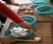 Tuvalet kağıdı rulolarından çocukların halkaları geçirmelerine rehberlik edilir. Çocukların ayaklarına kağıt tabakları bantla yapıştırır. Bu şekilde verilen yönergelere göre yürümeleri istenir.