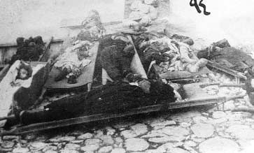 Ermeni çetecileri tarafõndan kafalarõ ve kollarõ kesilmek suretiyle vahşice öldürülmüş mâsum insanlarõmõz.