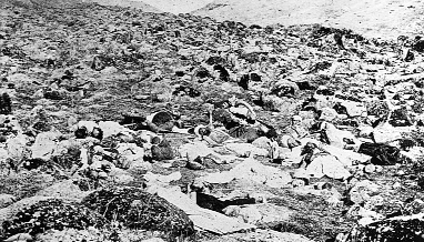 Erkekleri ve aileden erkek yakõnlarõ harpte olduğundan, çaresiz ve savunmasõz durumdaki Diyarbekir in Şark nahiyesi Hõzõrilyas köyünden bir grup mâsum kadõn ve çocuğun 25 Temmuz 1915 günü Mersendere