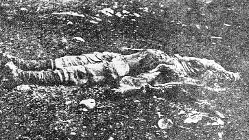 Kars ta ayaklarõ başlarõna bağlanmak suretiyle Ermeniler tarafõndan vahşice öldürülen Türkler.