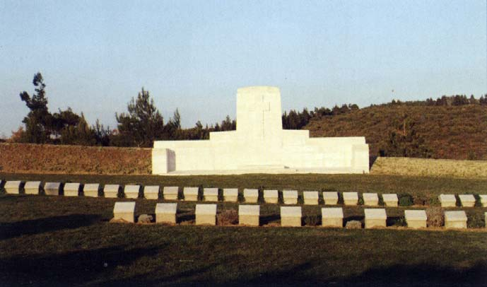 Cesarettepe Mezarlığı (The Nek) 1919 yılında yapılan mezarlık, daha önce bu noktada yer alan 15-40 m genişliğe sahip iki karşı cephe arasında kalan alanda yer almaktadır.
