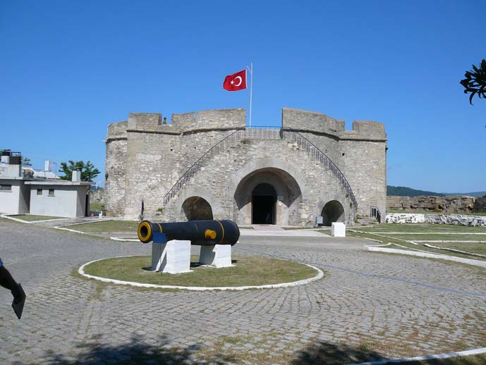 NARA KALESİ Fatih Sultan Mehmet tarafından yaptırılan Kale-i Sultaniye ve Kilitbahir Kaleleri ne ilaveten 1659 yılında Padişah IV.