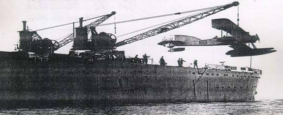 Ark Royal Uçak Gemisi İkinci Evre: Gelibolu Çıkarması Süresince Havacılık Faaliyetleri 25 Nisan 1915 te Fransız ve İngiliz kuvvetleri Gelibolu Yarımadası na çıkartma yaptıklarında, savaş bir deniz