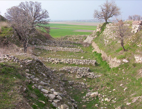 Truva I (MÖ 3000-2500) Truva I Sur Duvarı Üst üste 10 tabakadan oluşan ve Erken Tunç Çağına tarihlenen bu ilk yerleşim, 90 m çapında oldukça küçük bir alanı kaplamaktadır.