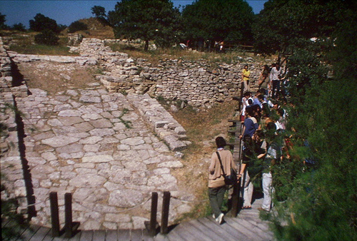 Truva II Büyük Rampa Truva I kalıntıları üzerine kurulmuş olan Truva II, Erken Tunç Çağı yerleşmesi olup yedi ayrı yapı katından meydana gelmiştir.