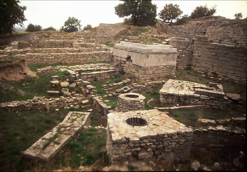 Truva VII (MÖ 1200-1000) Achilleus ve Hector un Düello Yaptıkları İddia Edilen Alan Bu dönemin başlangıcında daha önceki dönemde depremden zarar gören yapılar onarılarak kullanılmıştır.