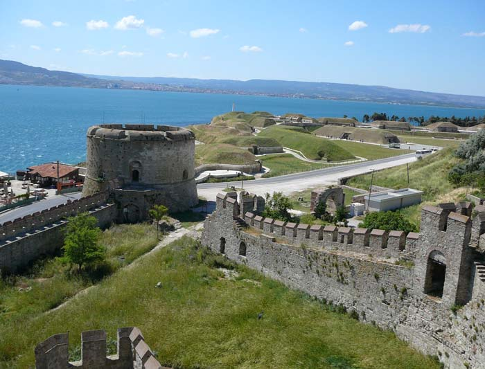 Kilitbahir Kalesi ve Çimenlik Kalesi aynı anda yapılmış olup birlikte anlam kazanmaktadırlar. Her iki kale de Boğaz ın en dar yerinde yapılmış olmaları nedeniyle stratejik bir öneme sahiptir.
