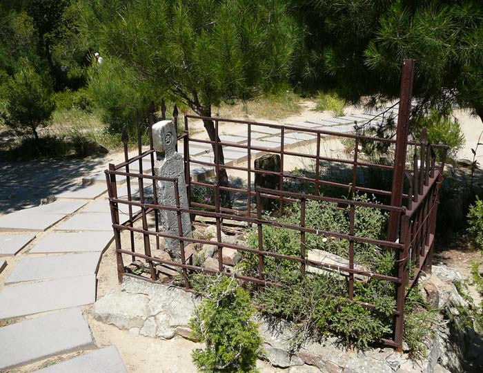 Şehitlikte etrafı demir parmaklıkla çevrili bir de mezar bulunmaktadır. Bu mezar, 10 uncu Tümen 30 uncu Piyade Alayından Teğmen Mustafa ya aittir.