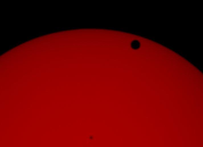 sahibiz. Bu filtre kullanılarak 6 Haziran 2012 Venüs geçişi gözlenmiştir (Şekil 7, sağ). Teleskobun ilk denemelerinde elde edilen örnek CCD görüntüleri Şekil 8 de görülmektedir. Şekil 7.