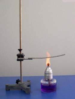 DENEY 2-)Birbirine perçinlenmiş metal levhaların ısı etkisiyle bükülmesi Deneyin Amacı:Birbirine perçinlenmiş metallerin ısı etkisiyle büküldüğünü görmek Deneyin Yapılışı: 1-Üç