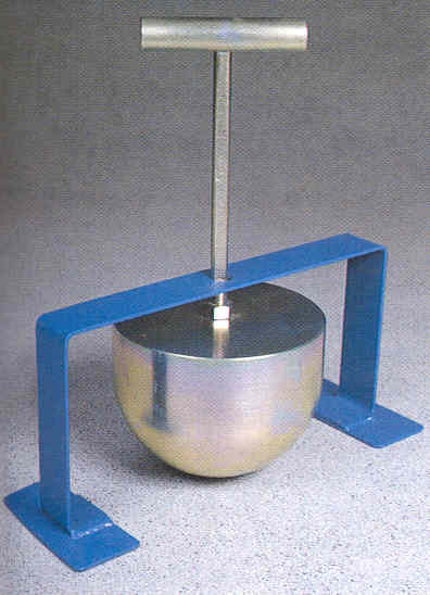 BETONDA KALĐTE KONTROLÜ KELLY TOPU DENEYİ Deney temel olarak büyük b k ve ağıa ğır, metalden yapılm lmış yarım m küre k şeklindeki bir topun taze betona penetrasyonunun ölçülmesi esasına dayanır.