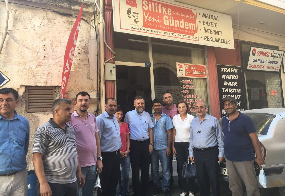 6. Mersin/Silifke ilçesinin yerel gazetelerinden Silifke Gazetesi'ni ziyaret ederek yerel basının sorunları üzerinde bilgi aldı. (14.10.2016) 7.