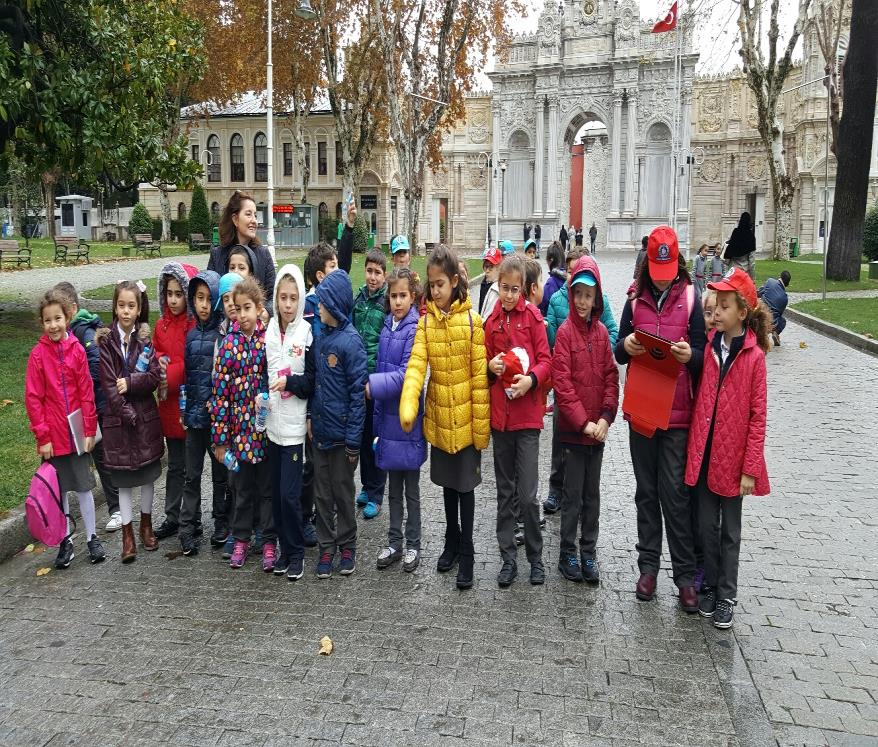 Dolmabahçe sarayı girişindeyiz. 11 Kasım, Cuma günü 2.