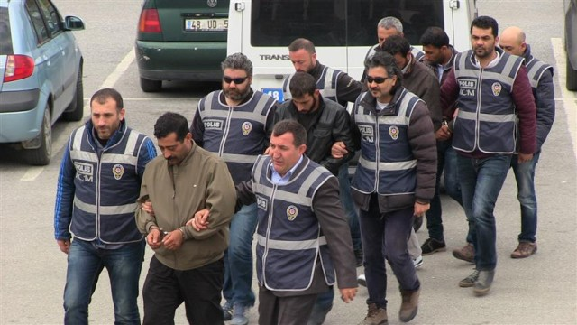 Mücadele Şube Müdürlüğü ekiplerince olayın organizatörleri oldukları gerekçesi ile 3 Suriyeli Mersin in Silifke İlçesi yakınlarında, 1 Suriyeli ise Bodrum da gözaltına alındı.