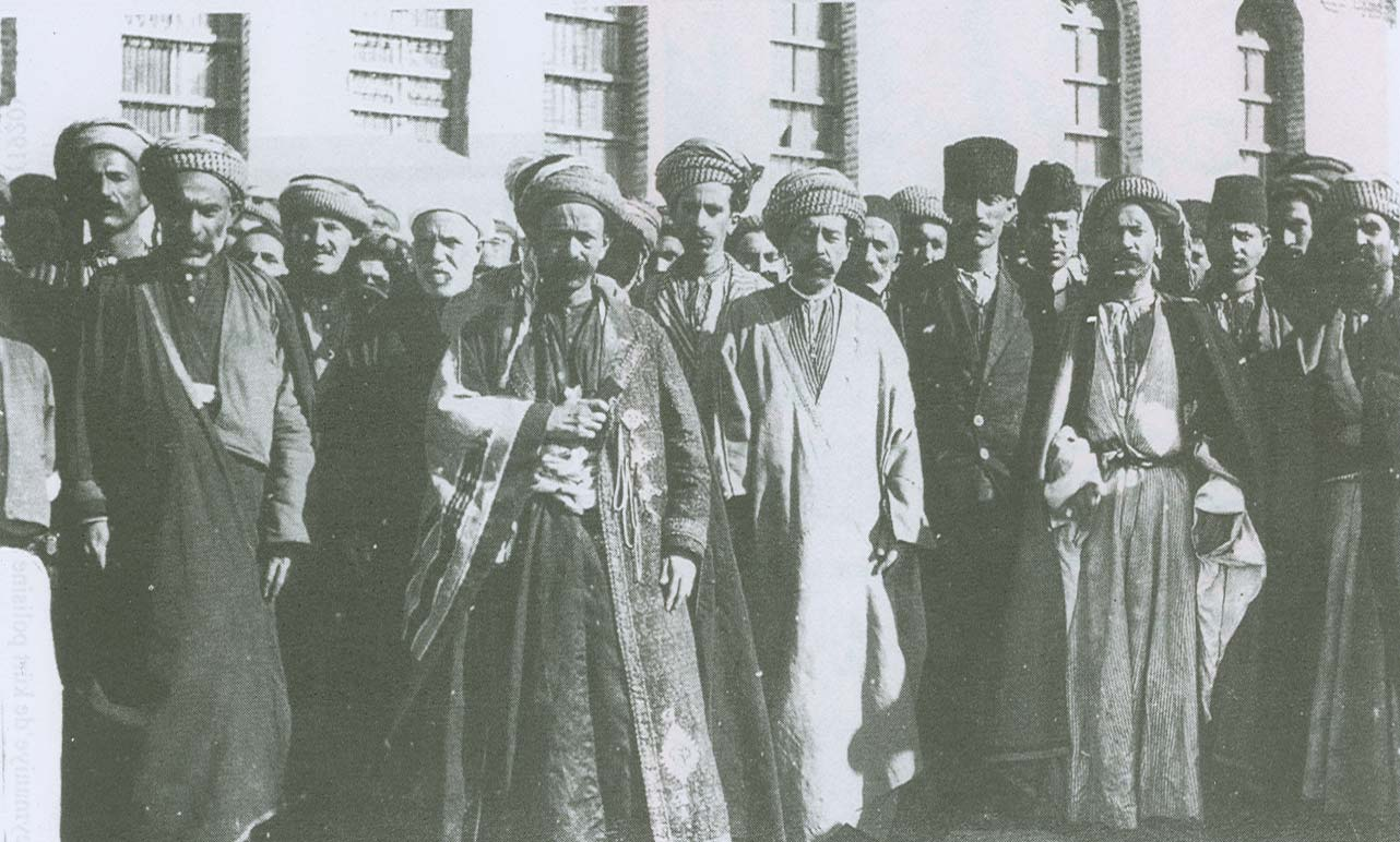 Şeyh Mahmut (ön sırada eli hançeri kavramış olan) ve maiyeti (Süleymaniye 1919)