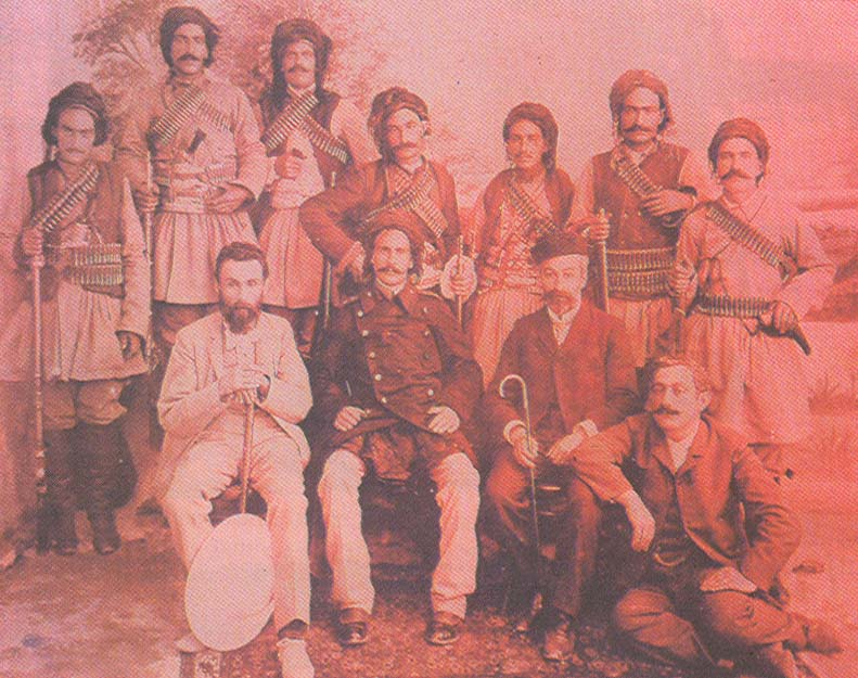 Şefik Özdemir e karşı mücadele eden Kürt liderlerinden Simko (beyaz pantolonlu)