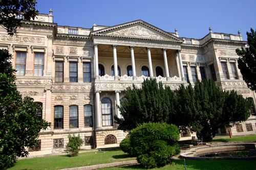 17 İKİNCİ BÖLÜM RESİM ve HEYKEL MÜZELERİ 2.1. İSTANBUL DEVLET RESİM VE HEYKEL MÜZESİ Ülkemizdeki en zengin ve en tanınmış sanat müzesi Dolmabahçe Sarayı Şehzadeler bölümünde bulunan İstanbul Resim ve