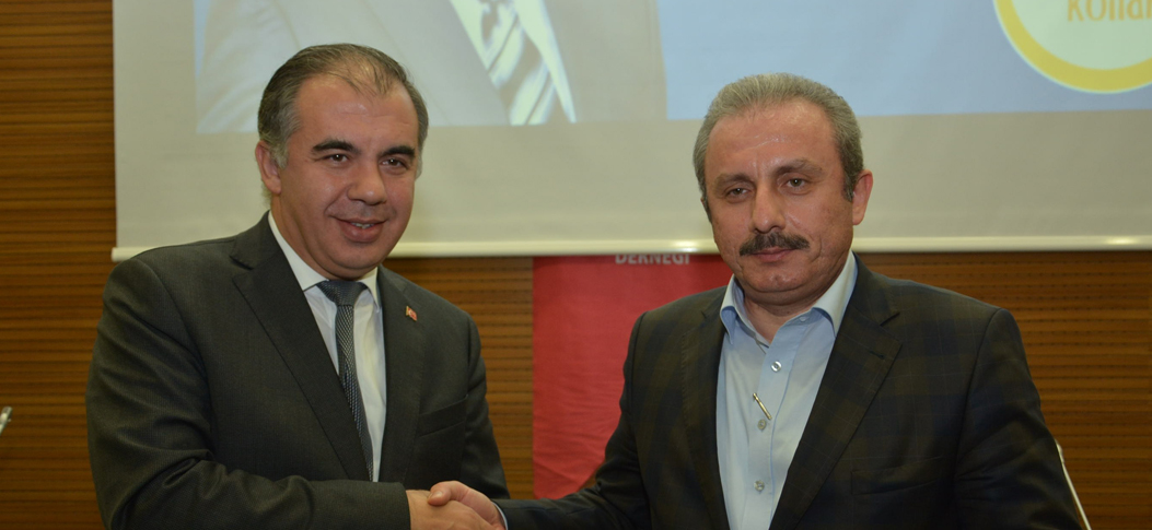 Biz yeni anayasa diyoruz Ocak 05, 2015-9:32:00 AK Parti Genel Başkan Yardımcısı Mustafa Şentop, "Biz 'anayasa değişikliği' demiyoruz, 'yeni anayasa' diyoruz.