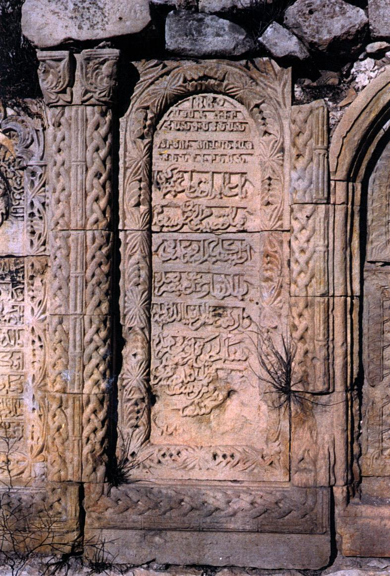 Mardin 1882 Tarihli Surp Kevork Ermeni Mezarlığı, Papaz Der Hovsep Kendiryan ın Mezar Taşı Resimdeki Ermenice metin 5 satırdan oluşmakta olup,