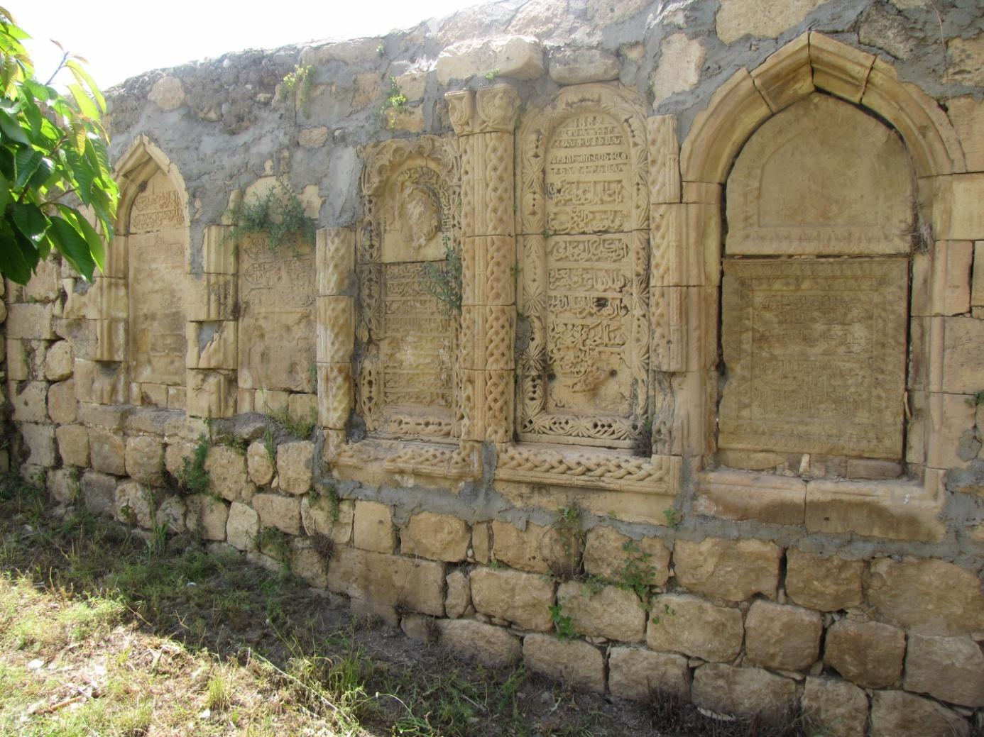 yanında bulunan bu yazıt Mardin Ermeni Kilisesi nin ne kadar eski olduğunu, Ermenilerin Mardin şehrinde M.S. 420 yılından önce de yaşadığını kanıtlaması açısından önemlidir.