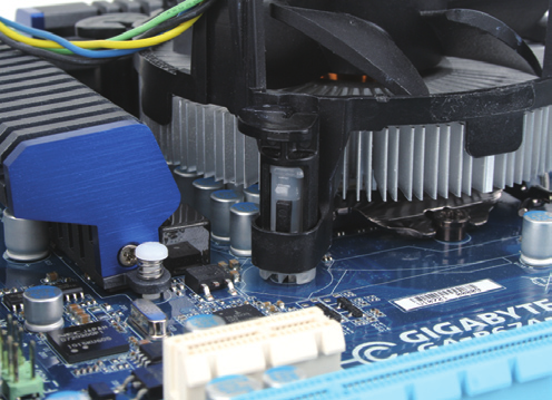 1-3-2 CPU Soğutucusunun Montajı CPU soğutucusunu düzgün bir şekilde anakarta monte etmek için aşağıdaki adımları izleyin.
