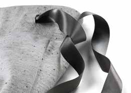 XL (48/50) bedene kadardır Sweatshirt Rahat pamuklu kumaştan üretilmiştir Kırçıllıdır. Şeklini korur. Yakası, kolları ve kenarları açık kenarlı ribanalıdır. Truvakar kolludur. Geniş kesimdir.