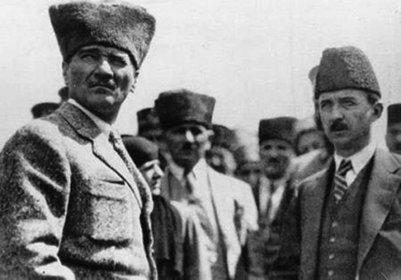 Mustafa Kemal Atatürk, İsmet İnönü ile Gazi Mustafa Kemal Atatürk 1909 yılında yapılan bir askeri tatbikat eleştirisinde Askeri tabibin cephede ateş hattında görevinin ne kadar önemli olduğunu ve